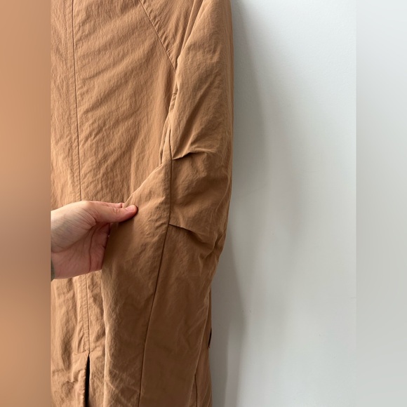 Everlane The Mac Coat Light Insulated Puffer Maxi in the color "Ash Brown - Picture 10 of 11